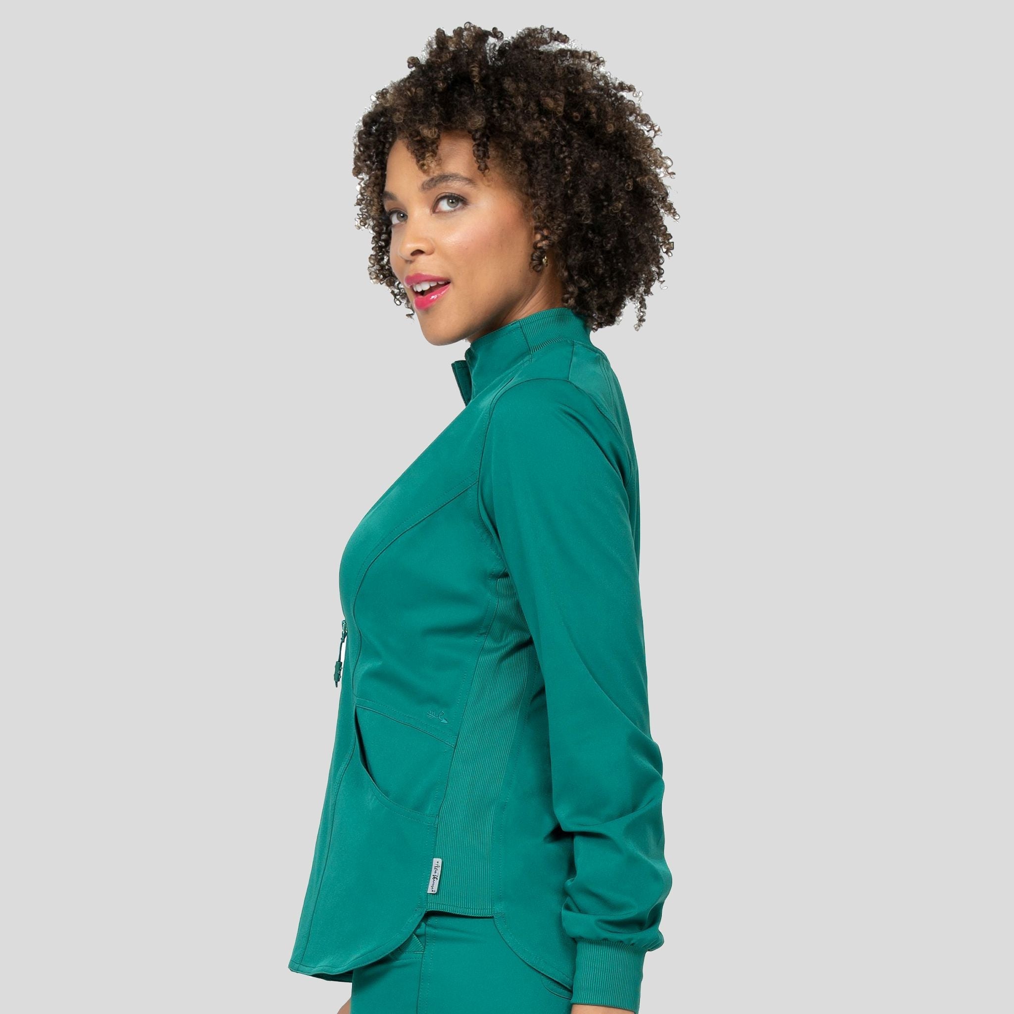 Zavate_AvaTherese_2022_hunter_left